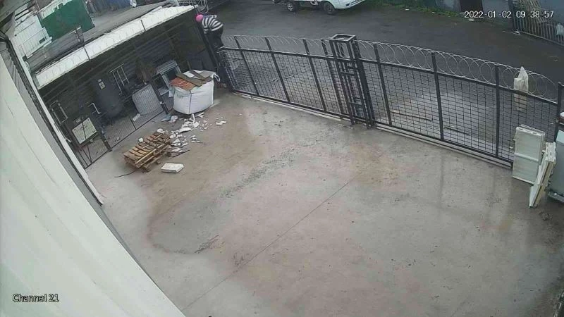 Pendik’te dikenli tellerin üzerinden atlayıp hırsızlık yapan kadın pes dedirtti
