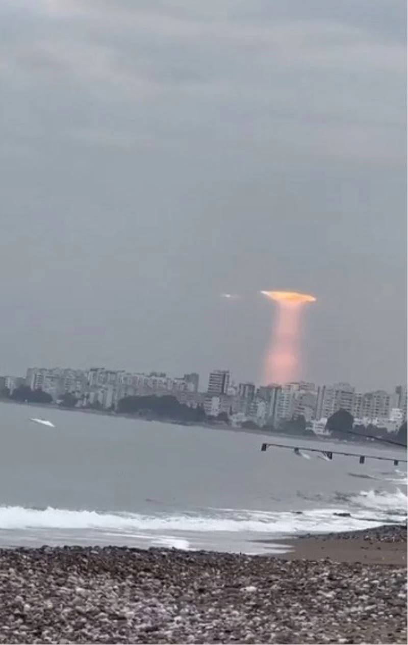 Mersin’de bulutların arasından yansıyan gün ışığı şaşırttı
