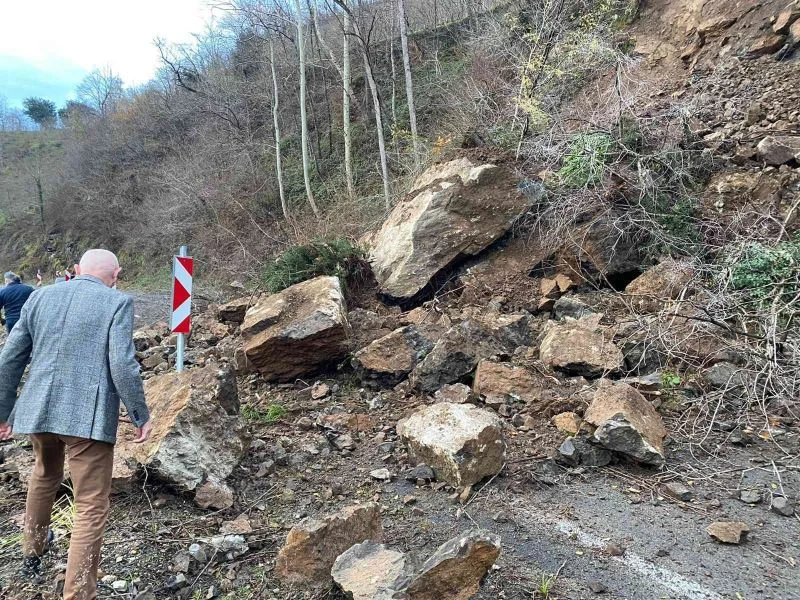 Giresun-Dereli karayolunda heyelan
