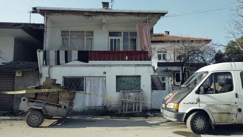 Genç kız, tartıştığı annesini önce bıçakladı sonra kabloyla boğarak öldürdü
