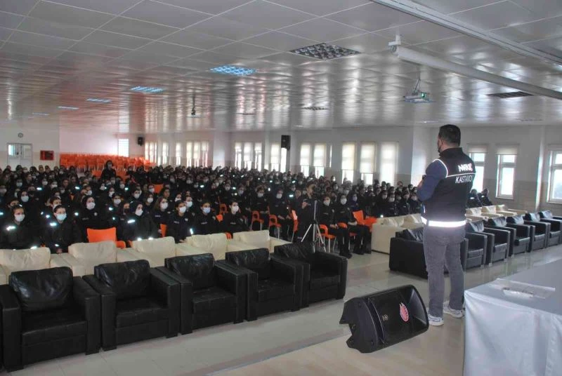 Kastamonu’da 1 yılda 11 bin 751 kişiye “En İyi Narkotik Polisi Anne” projesi anlatıldı
