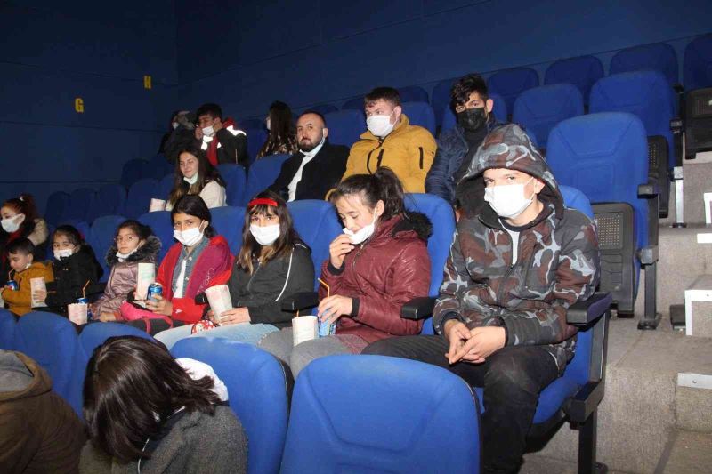 İlk kez gittikleri sinemada  “İyi ki Varsın Eren” filmini izlediler
