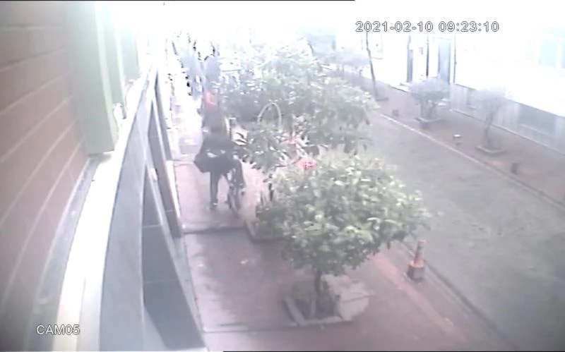 Cihangir’de hırsızın rahatlığı kamerada: Evi soyup garajdan çaldığı bisikletle kaçtı
