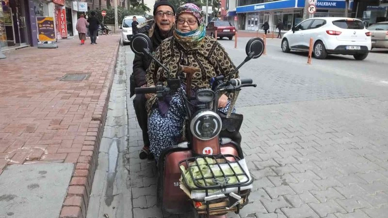 Felçli kocasını taşımak için sürücü oldu
