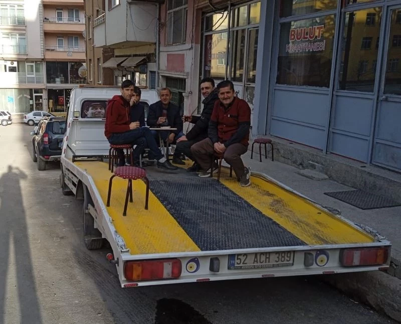 Oto kurtarıcı üzerinde çay molası
