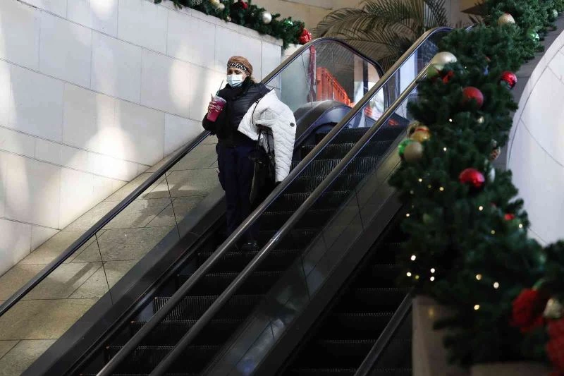 Kaliforniya’da kapalı mekanlarda maske takma zorunluluğu bir ay daha uzatıldı

