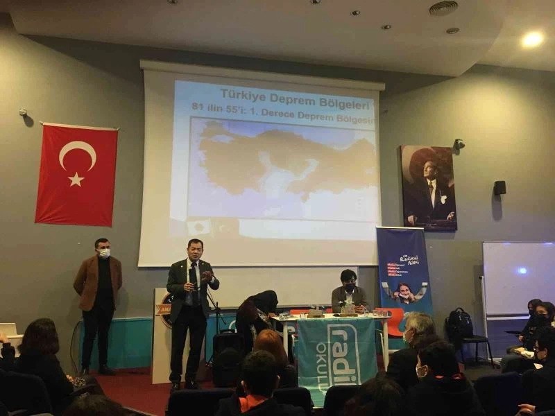 Japon uzmandan öğrencilere deprem eğitimi
