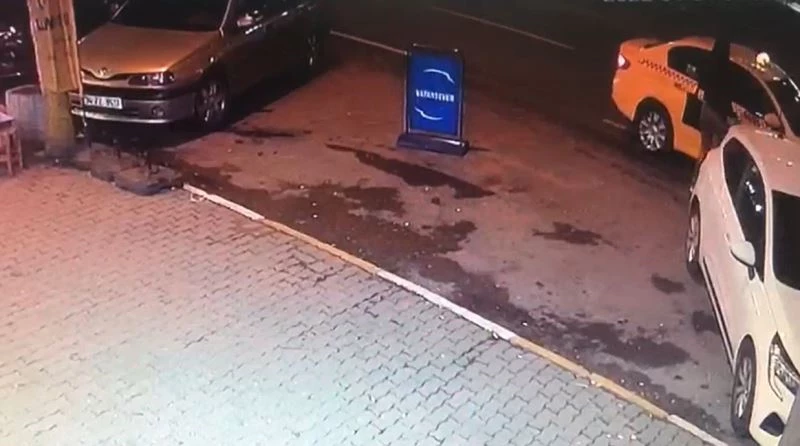 Beyoğlu’nda feci kaza kamerada: Taksiye binmek isteyen turist ölümden döndü
