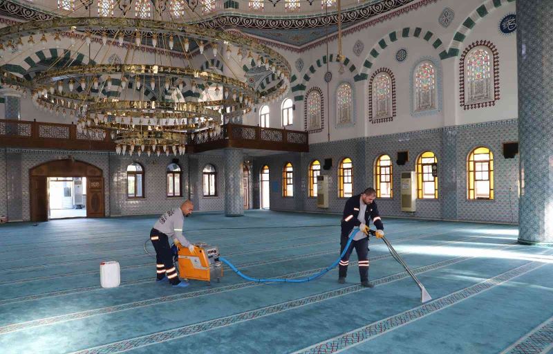 Akdeniz Belediyesi, ibadethanelerin temizliğine devam ediyor
