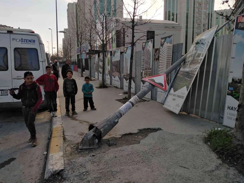 Esenyurt’ta kamyonet aydınlatma direğini devirdi: Kaza anı kamerada
