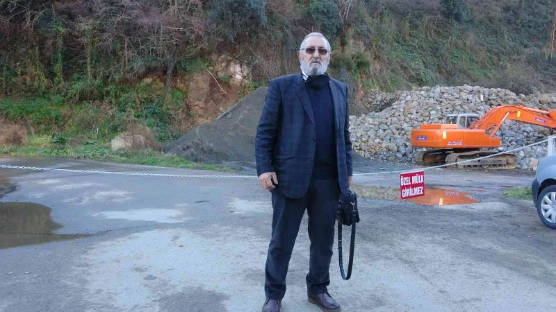 Üç kez kapatıp açtığı yolu yine ulaşıma kapattı ama bu kez tekrar açmayı düşünmüyor
