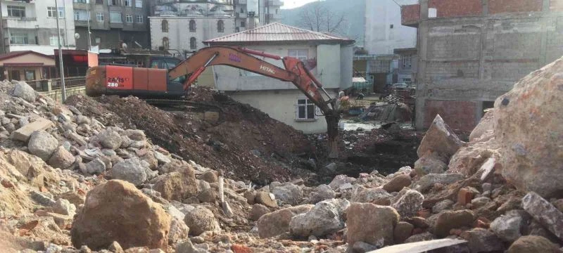 Rize’nin İyidere ilçesinde sel afetinde zarar gören binaların yıkımına başlandı
