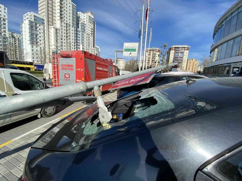 Esenyurt’ta şiddetli rüzgar trafik lambası direğini devirdi
