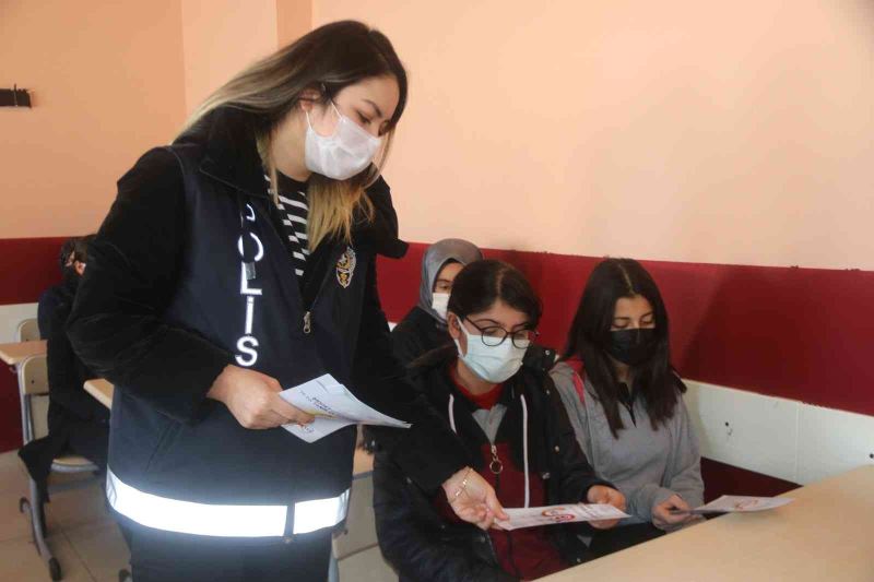 Erciş’te jandarma, polis ve sosyologlar evleri gezerek kadınların telefonlarına KADES uygulaması yüklüyor
