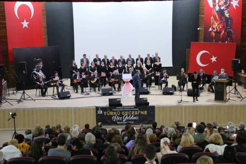Edremit Belediyesi Yurdun Sesi Korosu sahne aldı
