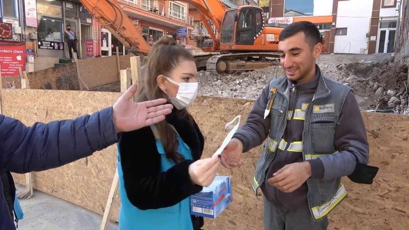 Araçta sandığı maskesini kolunda unutan vatandaş: 