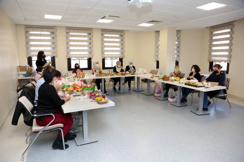 Kadınlar Eşitlik Merkezi’nde hem üretiyor hem para kazanıyor
