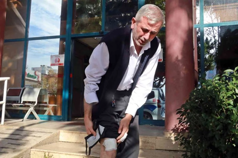 Halk otobüsü şoförünü yola yatırıp tekme ve yumruklarla dövdüler
