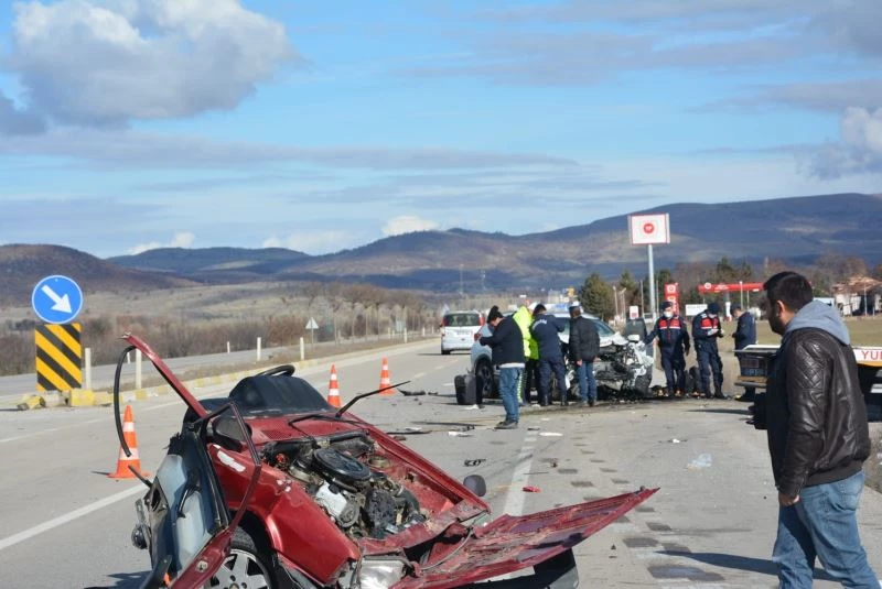 Ortadan ikiye bölünen Tofaş 1 kişiye mezar oldu
