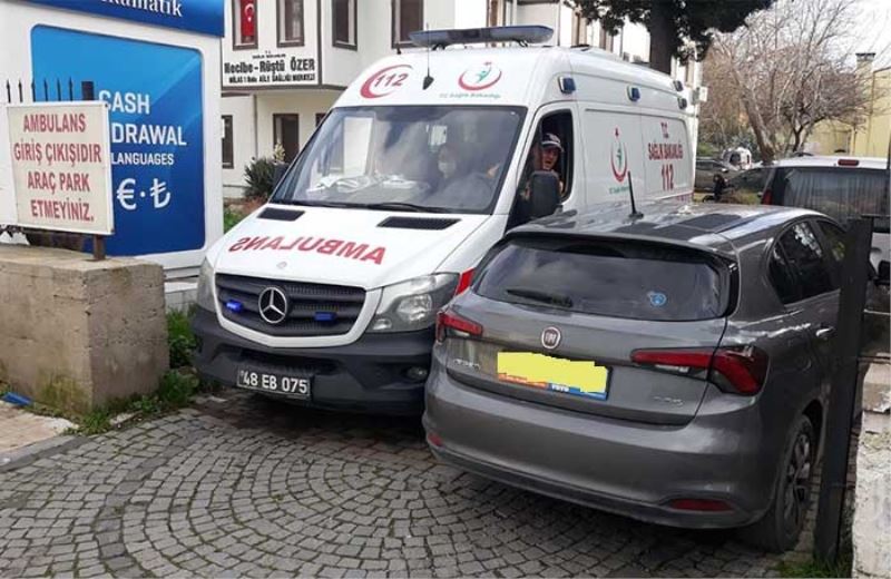 Yanlış park edilen araç ambulansın çıkışını engelledi
