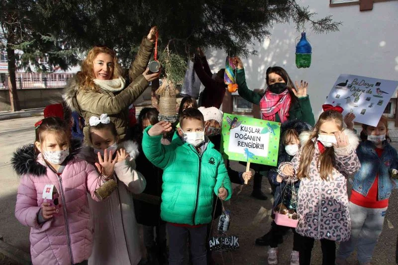 Atık malzemeler Amasyalı çocukların elinde kuş yuvası ve yemlik oldu

