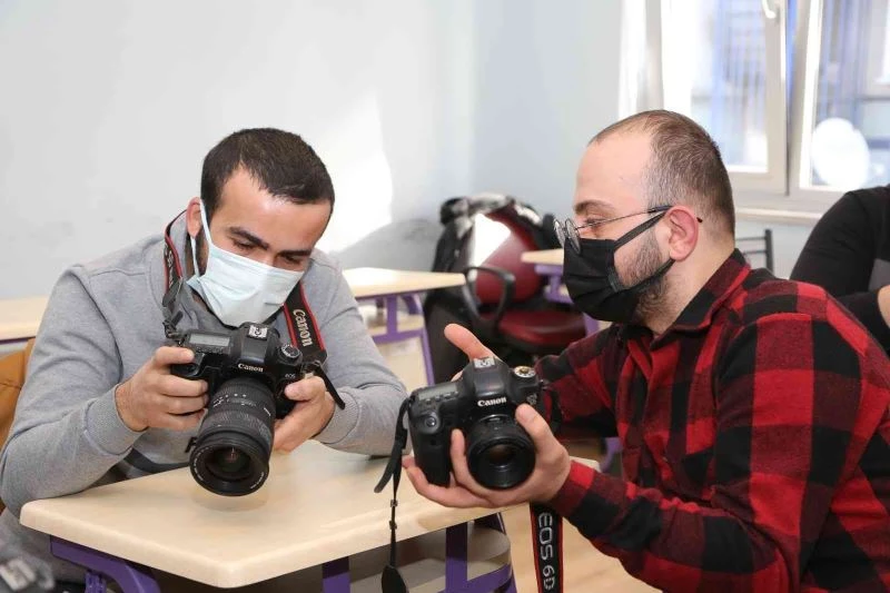 İşaret diliyle fotoğraf çekmeyi öğreniyorlar
