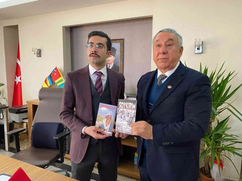 Ünsal “Soykırım ve Yüreğim İrevan’da Kaldı” romanını kaymakam Köroğlu’na hediye etti
