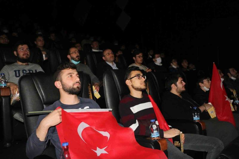 Öğrenciler Türk bayraklarıyla sinemada 