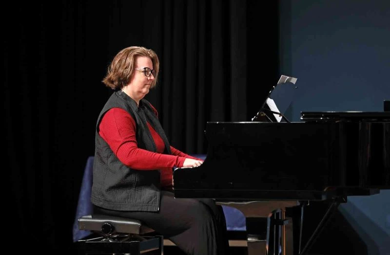 Grammy ödüllü sanatçı öğrencilerle buluştu
