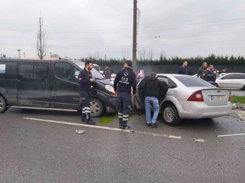 Duble yolda 4 araçlı zincirleme trafik kazası
