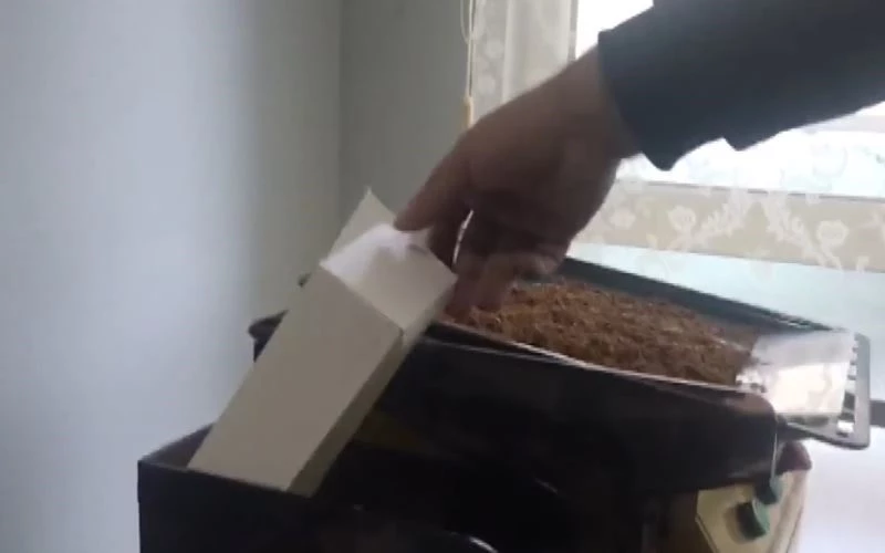 İş yerine yapılan baskında binlerce kaçak makaron ele geçirildi
