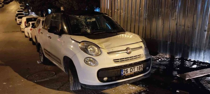 Etiler’de park halindeki otomobilin üstüne iş makinesinin kolu düştü
