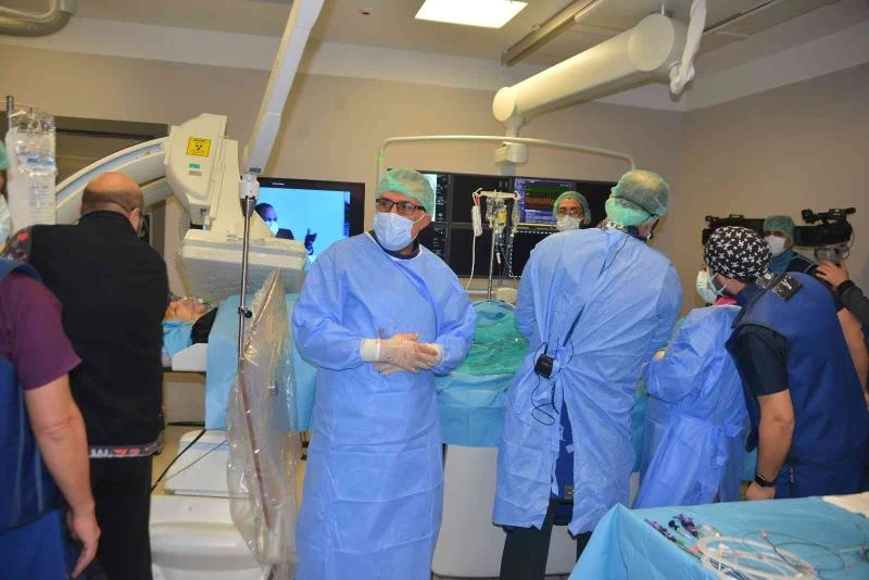 Adana’da kasıktan kalp kapak değişimi
