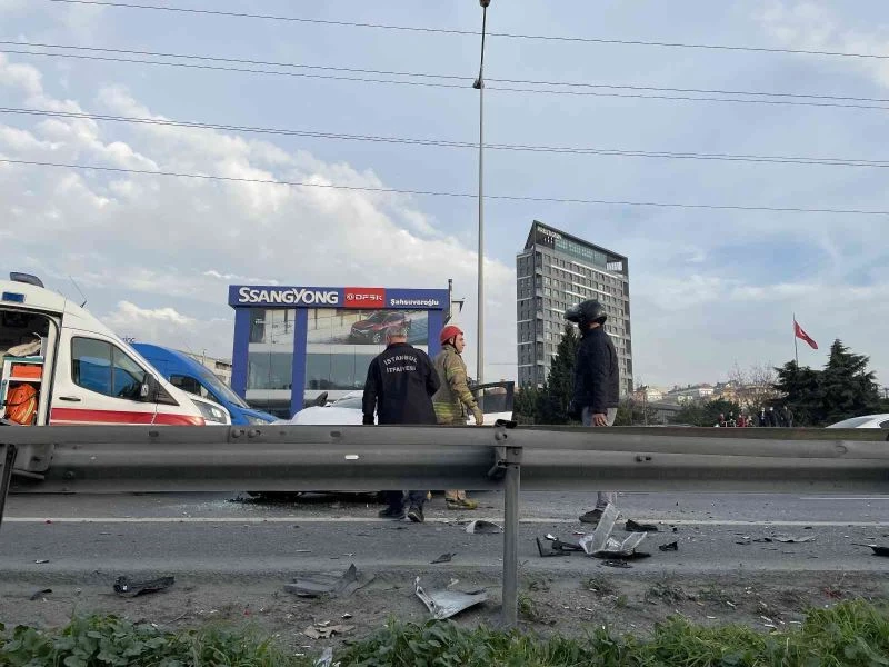 Cep telefonuyla konuşurken kaza yaptı: 2 yaralı
