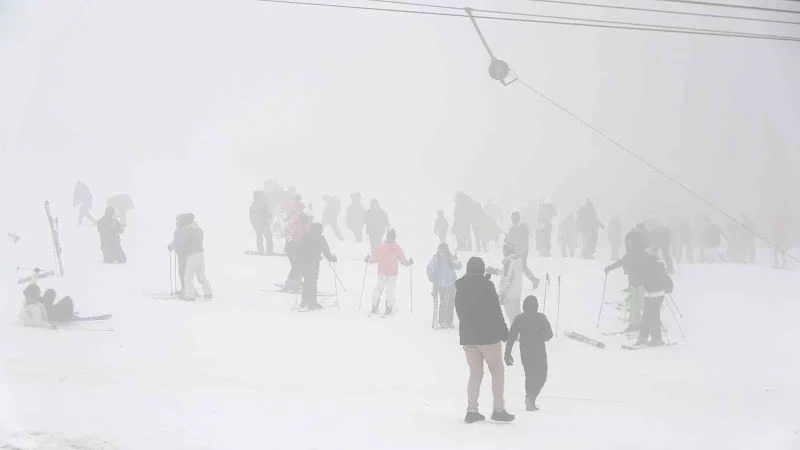Uludağ’da yoğun sise rağmen pistlerde adım atacak yer kalmadı
