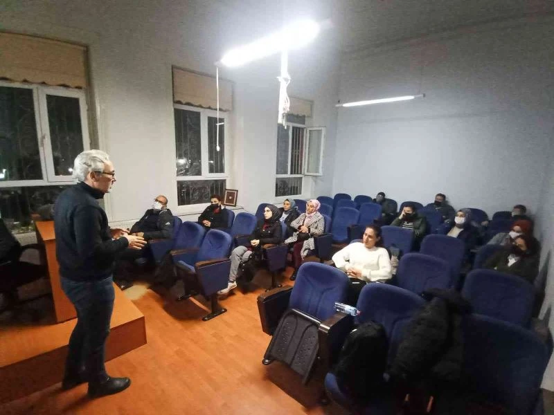 Fotoğraf kursiyerlerine Ahmet Hamdi Bey anlatıldı
