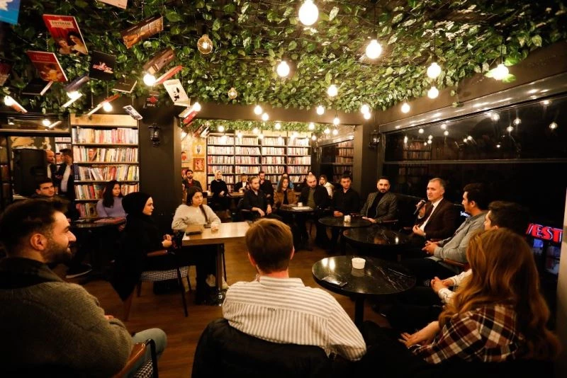 Çaylar Alper başkandan, sohbet gençlerden
