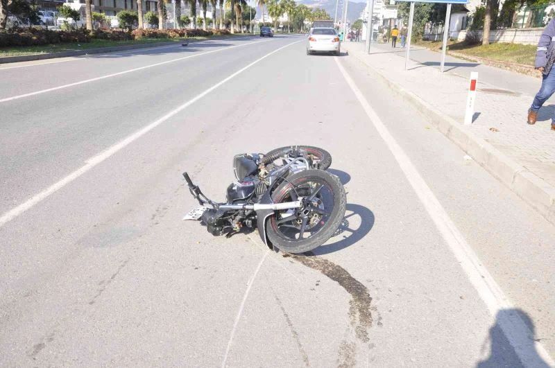 Ambulansla doğuma giden karısını motosikletle takip eden gence otomobil çarptı
