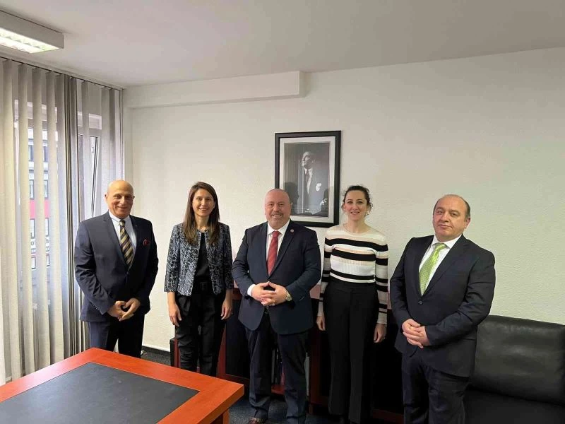 İş adamı Buyurman Düsseldorf Ticaret ateşeleri ile bir araya geldi
