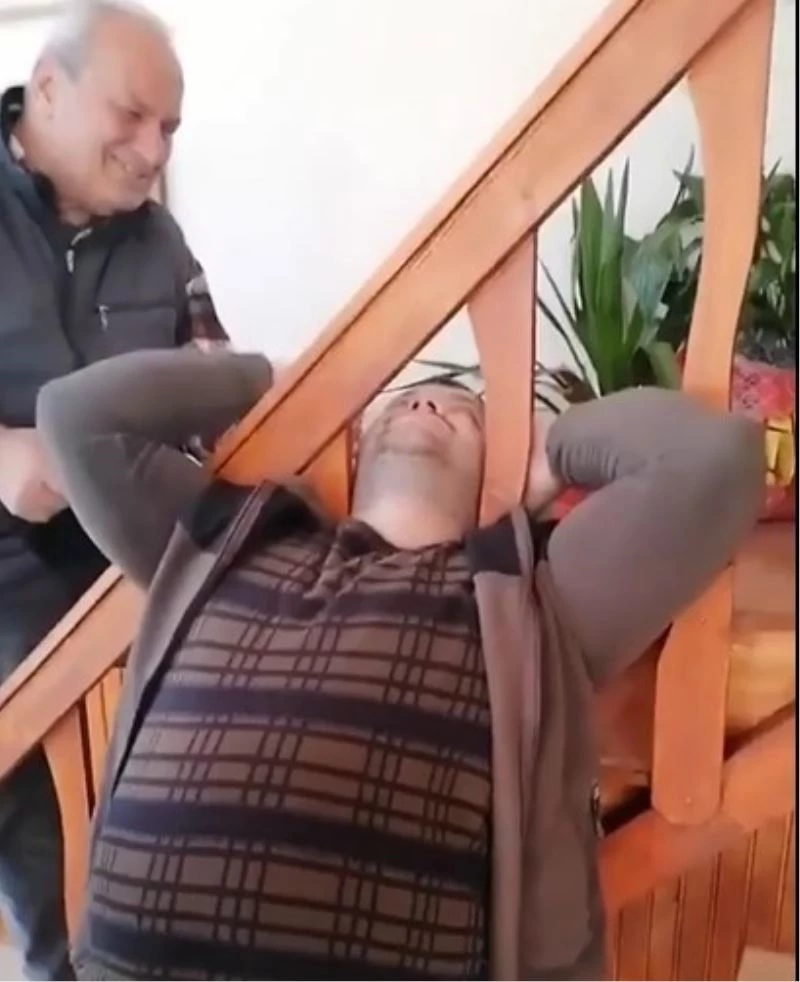 Kafası merdiven korkuluğuna böyle sıkıştı
