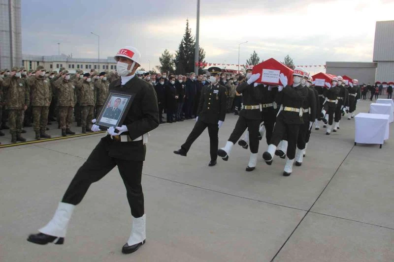 Şehitler törenle memleketlerine uğurlandı

