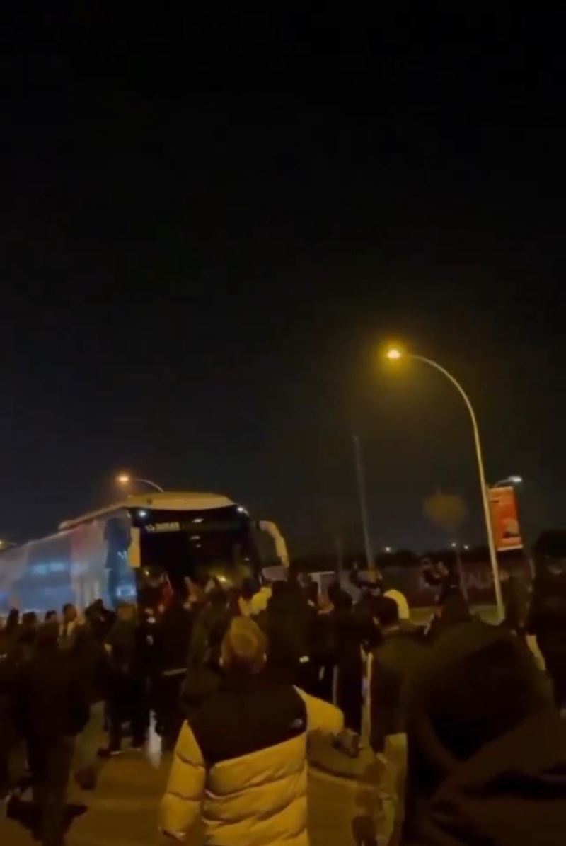 Bursaspor taraftarları takım otobüsünün önünü keserek ’’yönetim istifa’’ sloganı attı

