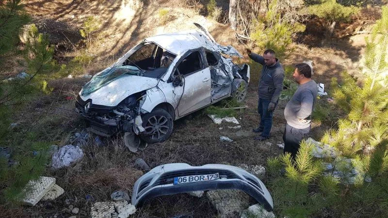 Sözleşmeli erlerin bulunduğu otomobil şarampole uçtu: 3 yaralı
