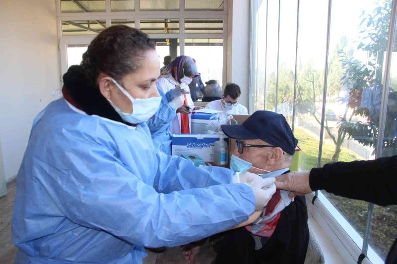 Huzurevi sakinleri aşılandı
