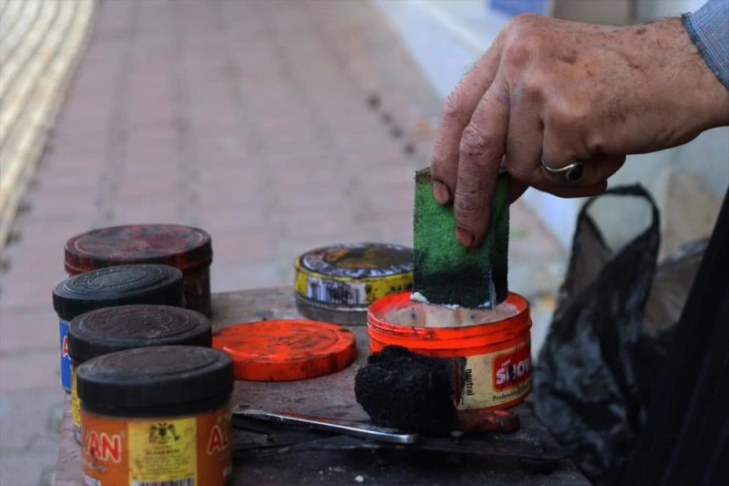 Aynı köşede ayakkabı boyayarak 54 yıl geçirdi