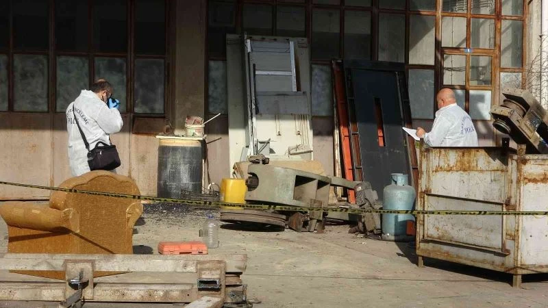 Demir kesme makinesinin altında kalan şahıs hayatını kaybetti
