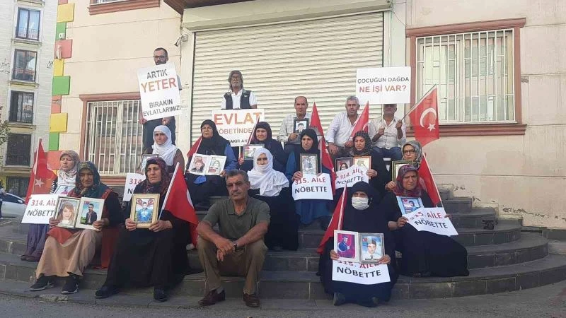 Evlat nöbetindeki ailelerin oturma eylemine 2 aile daha katıldı
