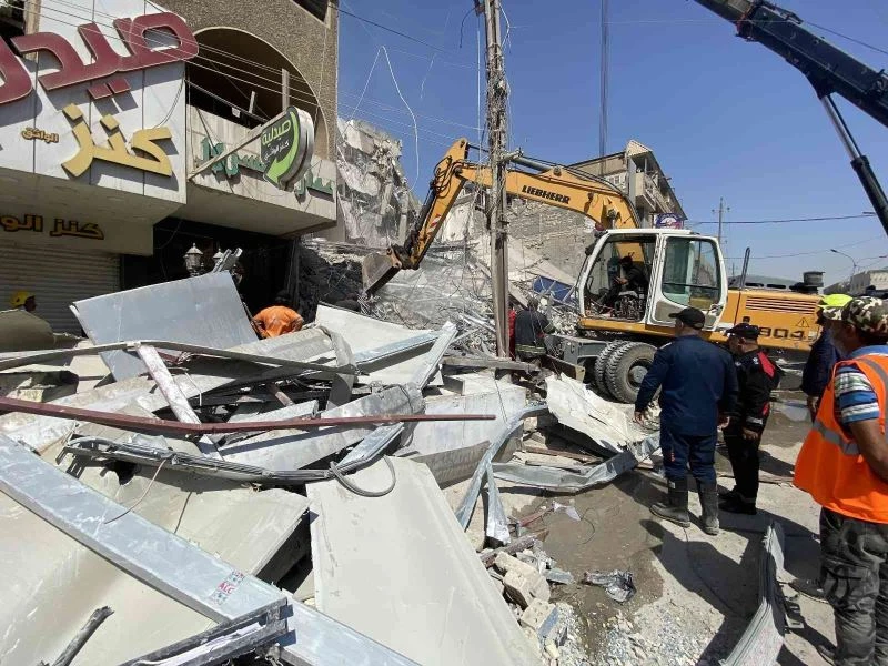 Bağdat’ta 4 katlı bina çöktü
