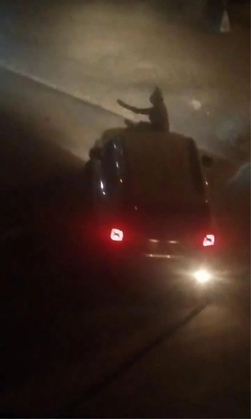  Esenyurt’ta ilginç görüntüler: Öfkeli kadın aracın üstüne çıkıp bağırdı
