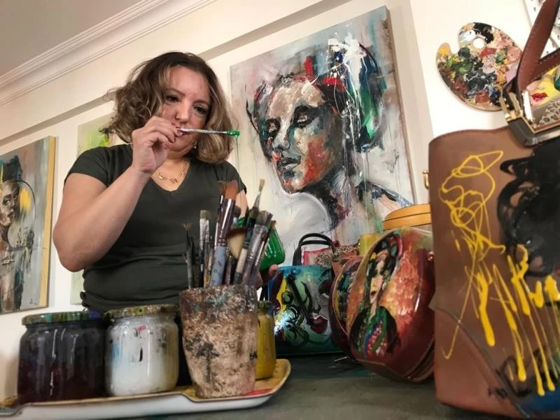 Hemşirelikten dünyaya çanta tasarlayan bir ressama
